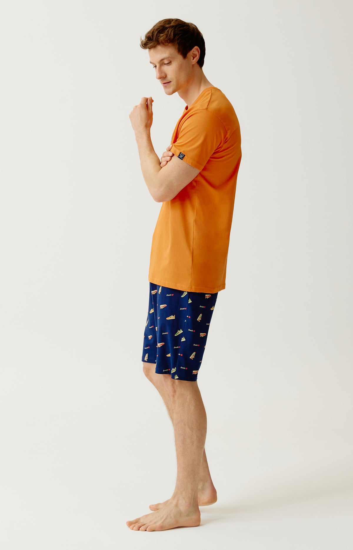 Pyjashort en jersey de coton léger Homme Baskets marine et orange 4